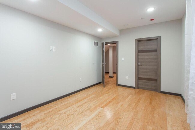 Building Photo - 2553 Montrose St