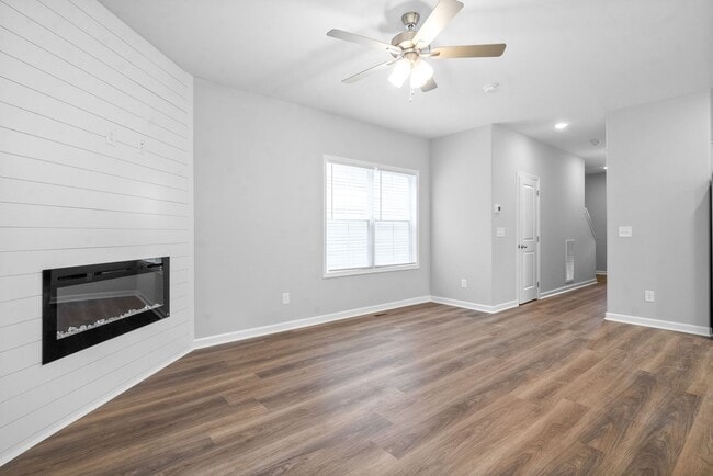 Building Photo - 4 Bedroom Home For Rent Near Downtown Clarksville!