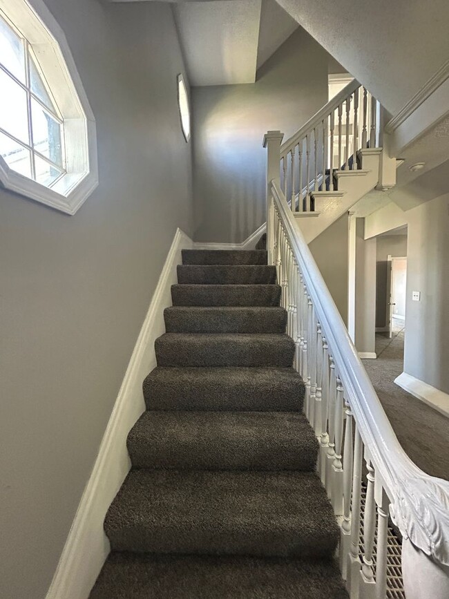 Building Photo - 3 Bedroom 2 Bath House in Moline with a Bo...