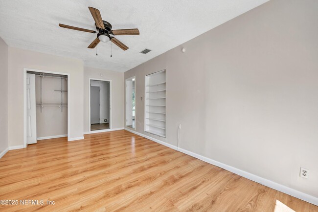 Building Photo - 2930 Wycombe Dr W