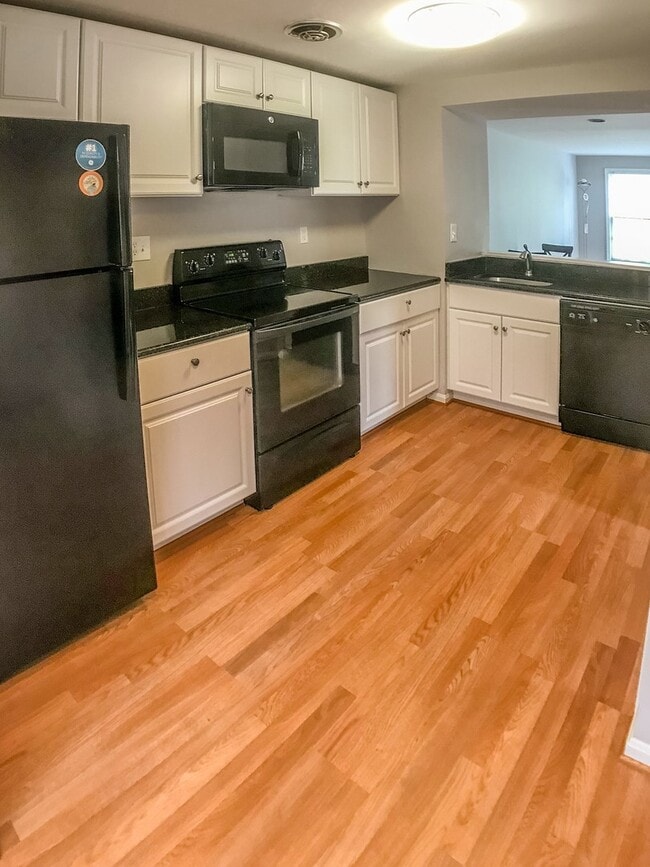 Building Photo - Beautiful end-unit townhome. Walkout basem...