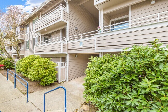 Building Photo - Woodinville 3 Bedroom 2 Bath with Detached Garage - Top Floor