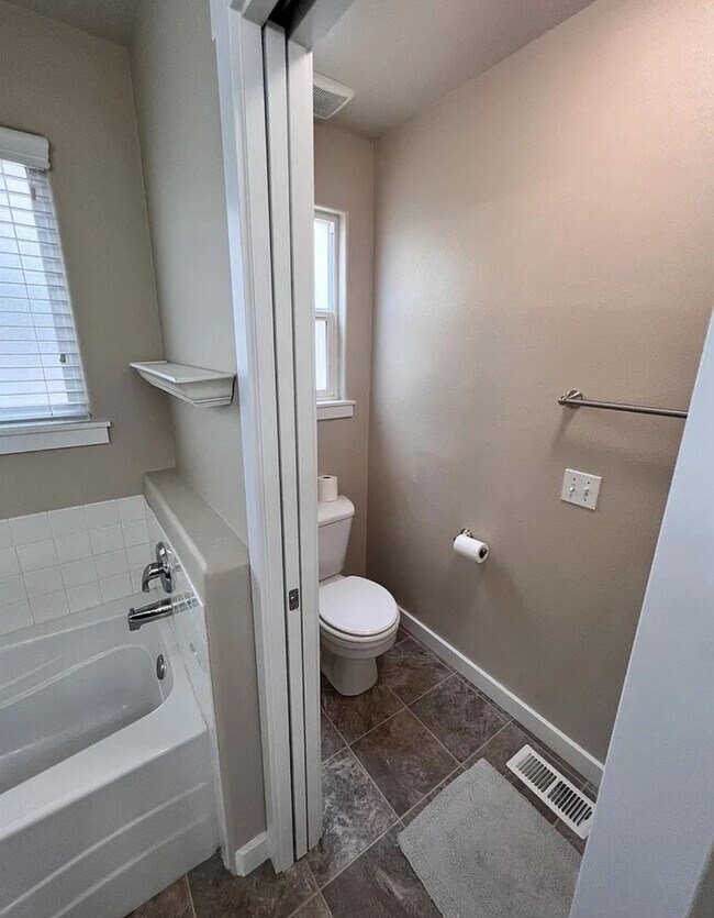 Building Photo - Great Neighborhood 3bd/ 2.5 Avail. Nov. 28th