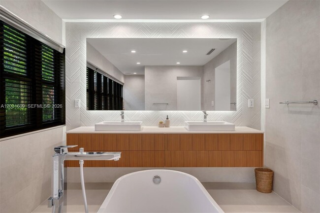 Building Photo - 10659 NE Quay Bridge Ct