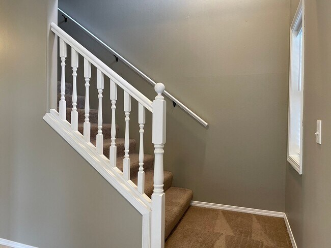 Building Photo - HALF MONTH FREE OF RENT Spacious 5 Bedroom Home! Granite Counters! Pet friendly! Tons of Room for...