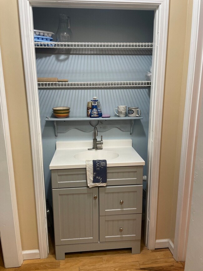 Building Photo - 198 Schools Dr