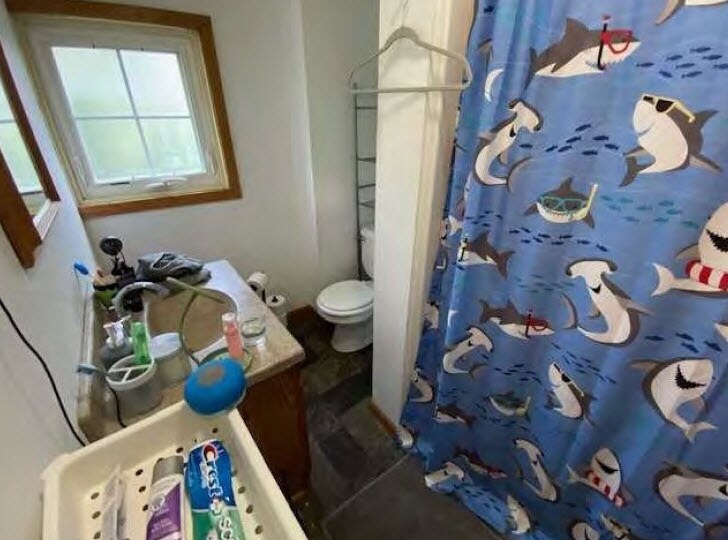 Bathroom 2nd Floor - 263 N Prairie St