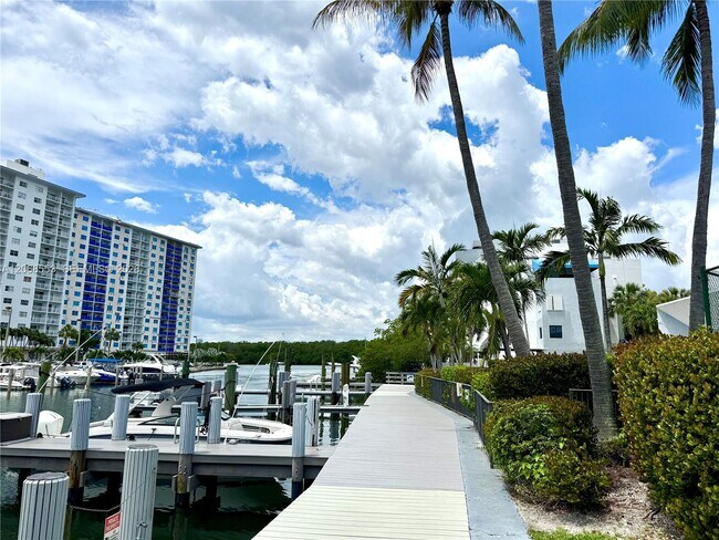 Building Photo - 336 Poinciana Island Dr