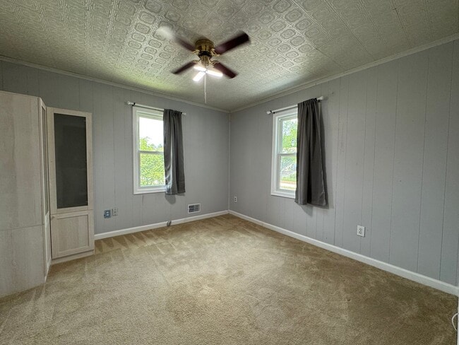 Building Photo - Charming 2 Bed 1.5 Bath Single Family Home...