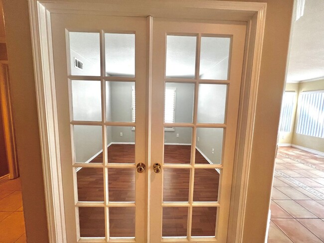 Building Photo - **3 Bedroom + Den & 3 bathroom Pool Home w...