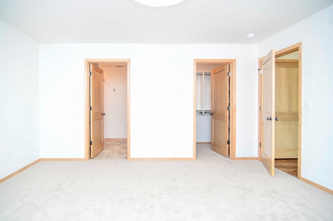 Building Photo - 2220 Blue Stem Ln