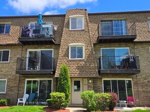 Building Photo - 9430 Bay Colony Dr