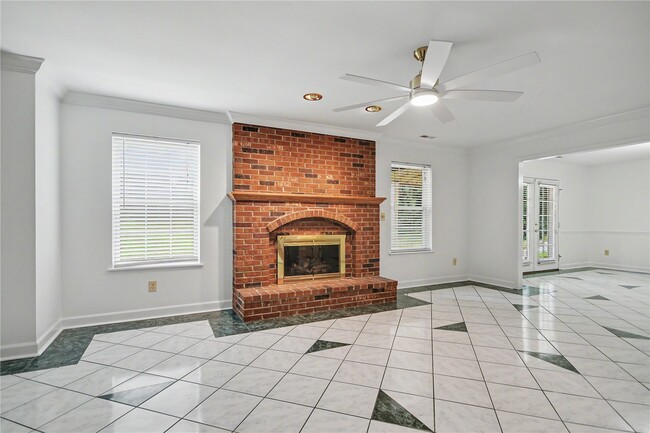 Building Photo - 102 Lexington Ln