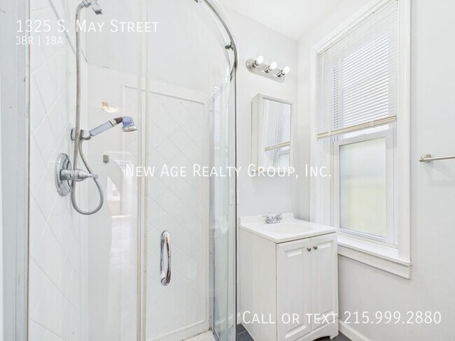 Building Photo - 1325 S May St