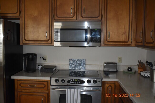 Stainless Appliances - 3126 Station Ct