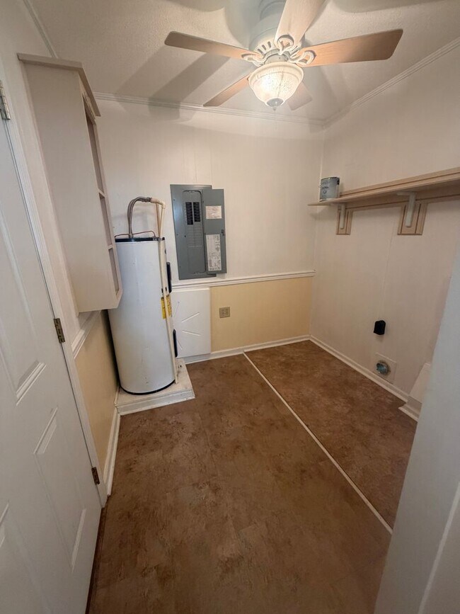 Building Photo - Move in Incentive!