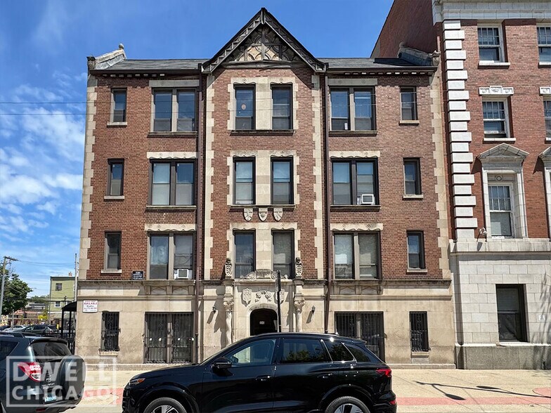 Building Photo - 3346 N Marshfield Ave