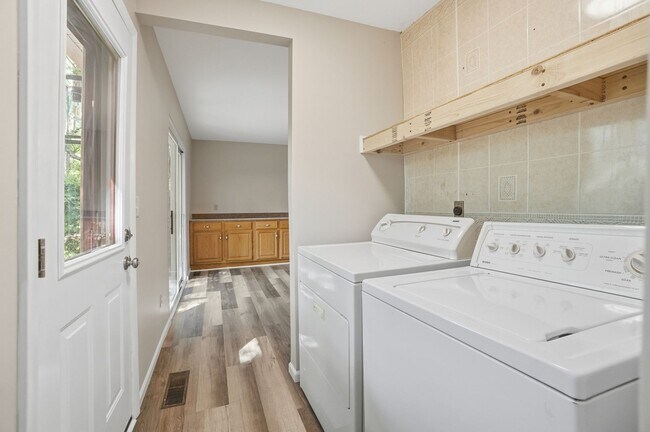 Building Photo - Three Bedroom Home with Great Outdoor Entertainment Space!