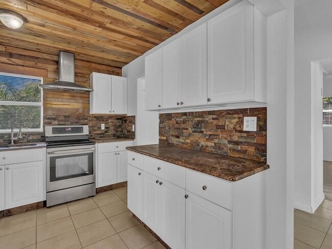 Building Photo - 703 5th Pl SW