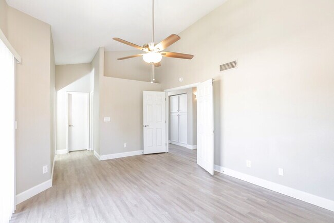 Building Photo - 7922 W Laurel Ln