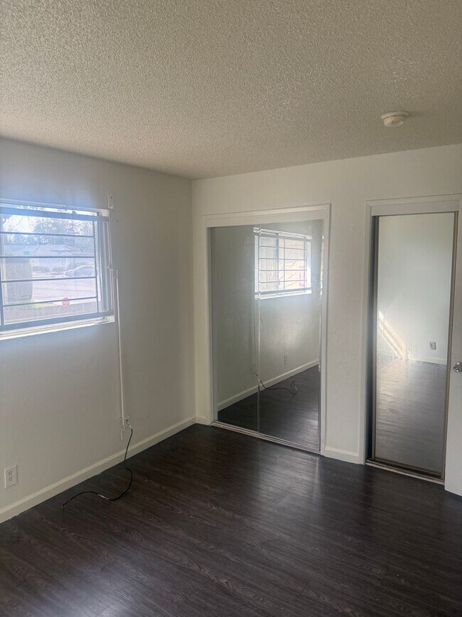 Building Photo - Spacious Condo near Shopping and Dining!