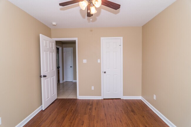 Building Photo - 3 Bedroom, 2 Bath Home in Valley View with Privacy Fenced in Backyard! June move in!!