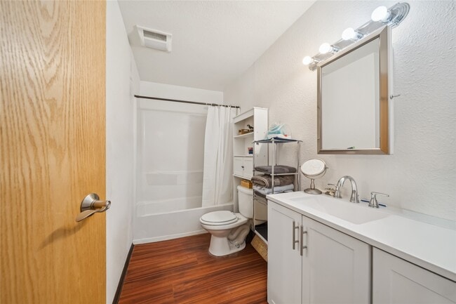 Building Photo - 424 E Dogwood Ave