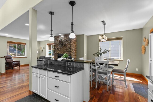 Building Photo - 3 Bed, 3 Bath Custom Built Home in Sudden Valley