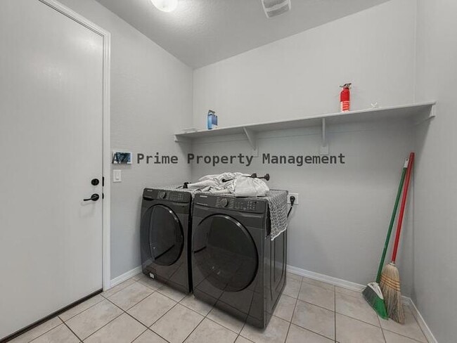 Building Photo - 19757 W Pinchot Dr