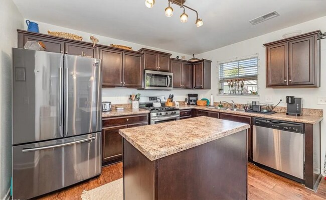 Building Photo - Beautifully 4-bedroom, 2.5-bathroom spacio...