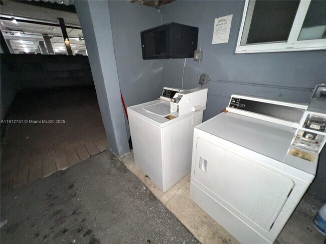 Building Photo - 637 SW 10th Ave