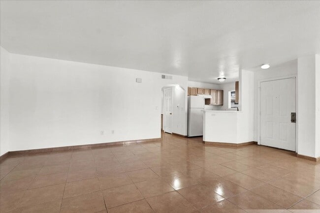 Building Photo - 2 Bedroom 2 Bathroom Ground Floor Condo Unit!