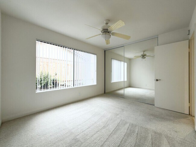 Building Photo - Centrally Located Single Level in Oceanside!