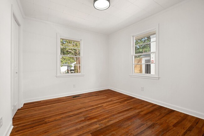 Building Photo - Newly Renovated Ranch-style Home