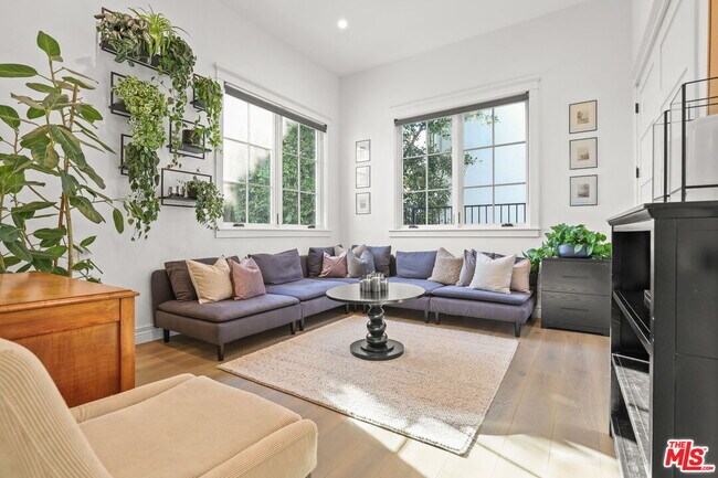 Building Photo - 832 Las Lomas Ave
