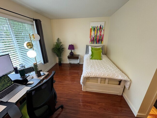 Building Photo - 2Bd/2.5Ba Bellevue Townhouse