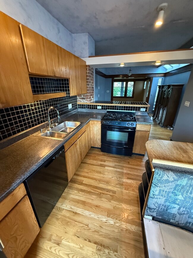 Building Photo - 6547 Greenwood Ave N