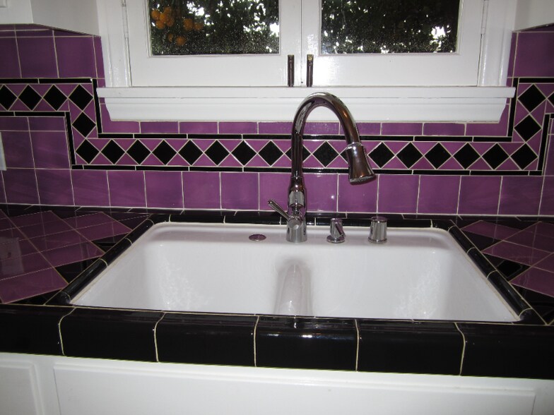 Building Photo - 415 N Sycamore Ave