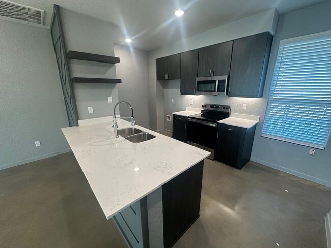 Building Photo - AVAILABLE NOW!