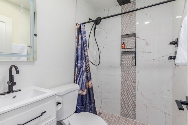 Building Photo - **COMING SOON!**Central- Charming 1 bd w/ ...