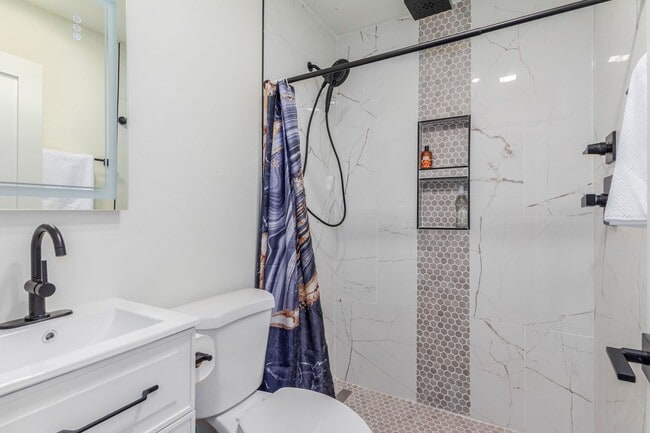 Building Photo - **COMING SOON!**Central- Charming 1 bd w/ all utilities included!