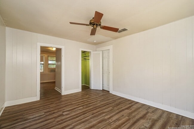 Building Photo - 115 E Lambert St