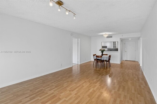 Building Photo - 200 Lakeview Dr