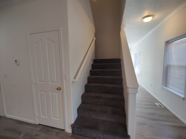 Building Photo - Spacious 3 bedroom 2.5 Bath Townhouse with...