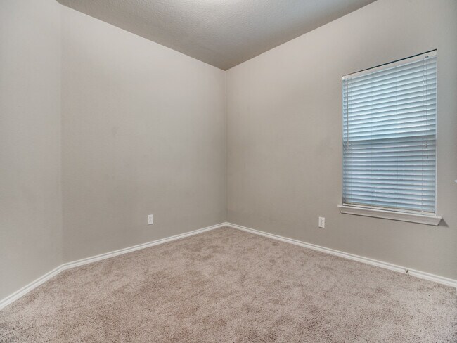 Building Photo - 3220 Hornbeam St