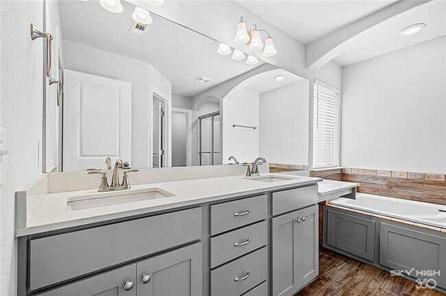 Building Photo - 64 S Benchmark Ln