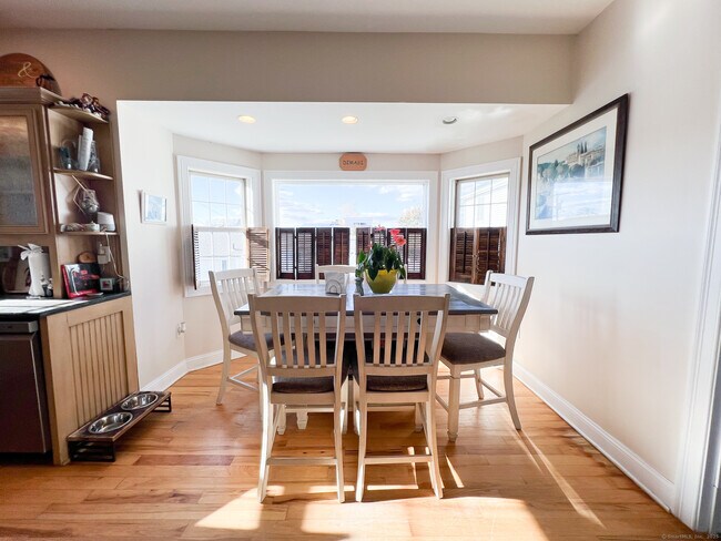 Building Photo - 712 E Broadway