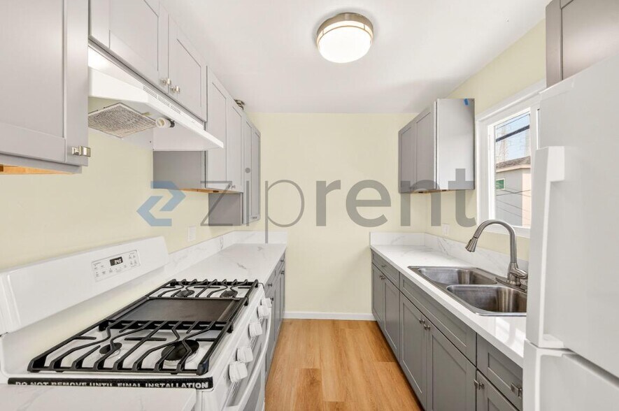 Building Photo - 610 N Garfield Ave