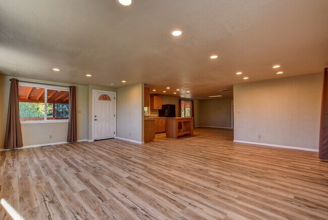 Building Photo - Spacious 2 Bedroom Home Near Willow Lake!