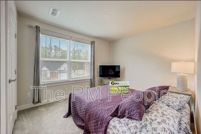 Building Photo - 32 Wiltshire Cir
